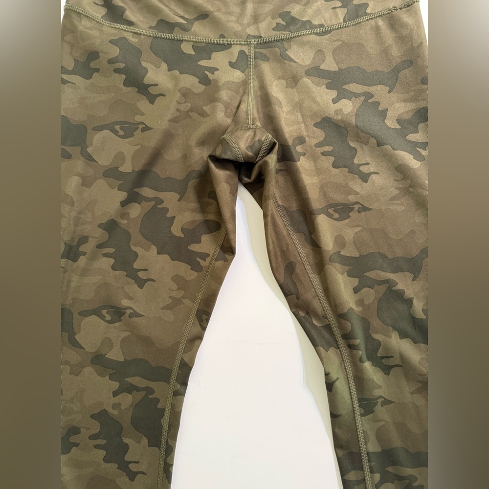 Lululemon athletica Capri Leggings Women’s Savasana Green Camo Size 8 - Picture 3 of 9